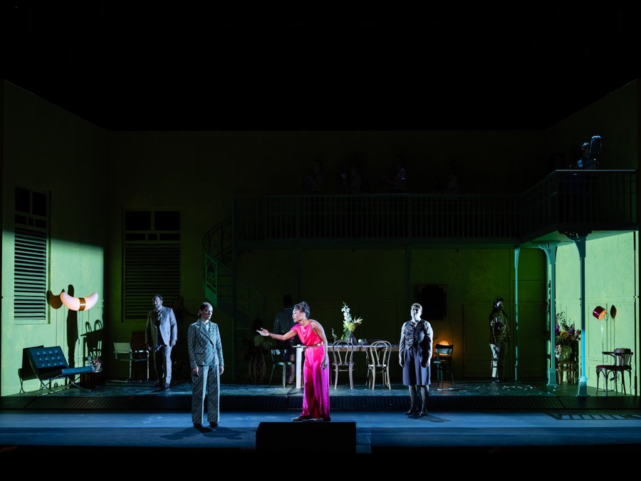 Alcina: Gesamtansicht der Bühne mit Balkon und Wendeltreppe · © Geoffroy Schied