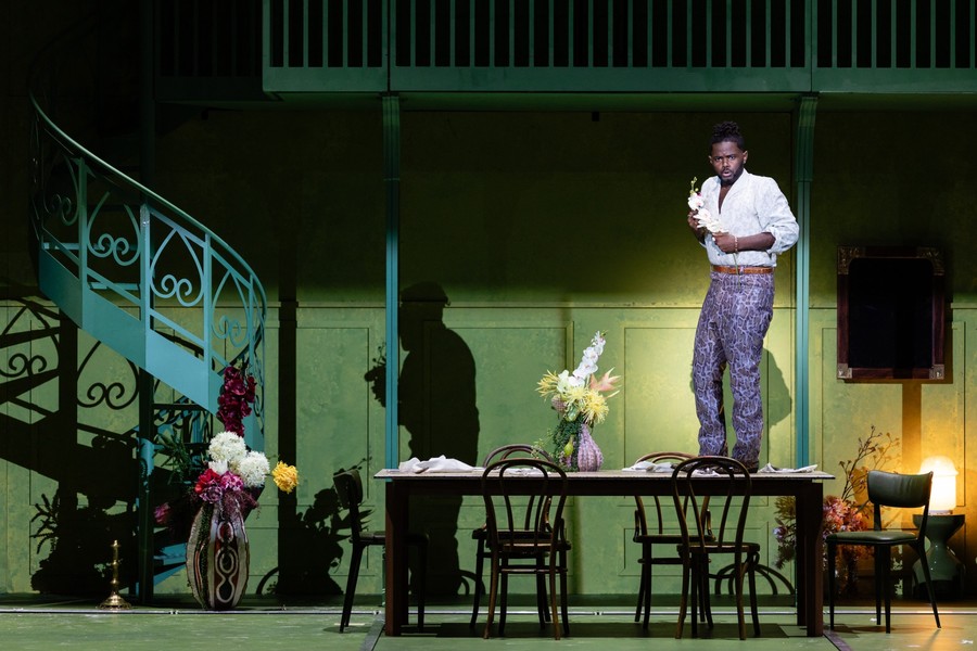 Alcina: John Holiday vor der Wendeltreppe · © Geoffroy Schied